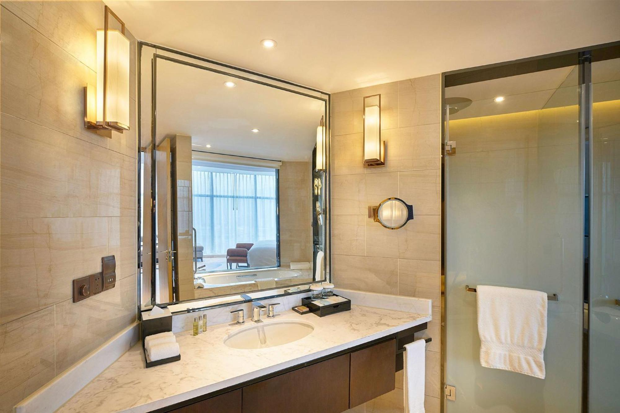 Doubletree By Hilton Ningbo Beilun Hotel Exterior photo